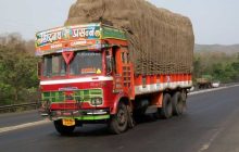 इंदापुर येथे ट्रक पेटवल्याप्रकरणी १४ जणांवर गुन्हा दाखल; घटनेत एक पोलिस कर्मचारी जखमी