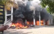 जरांगे पाटील यांच्या समर्थकांकडून माजलगाव चे आमदार प्रकाश सोळंके यांच्या घरावर दगडफेक व जाळपोळ