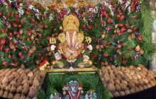 उमांगमलज जन्मोत्सवानिमित्त 'दगडूशेठ' गणपतीला ११०० नारळांचा नैवेद्य