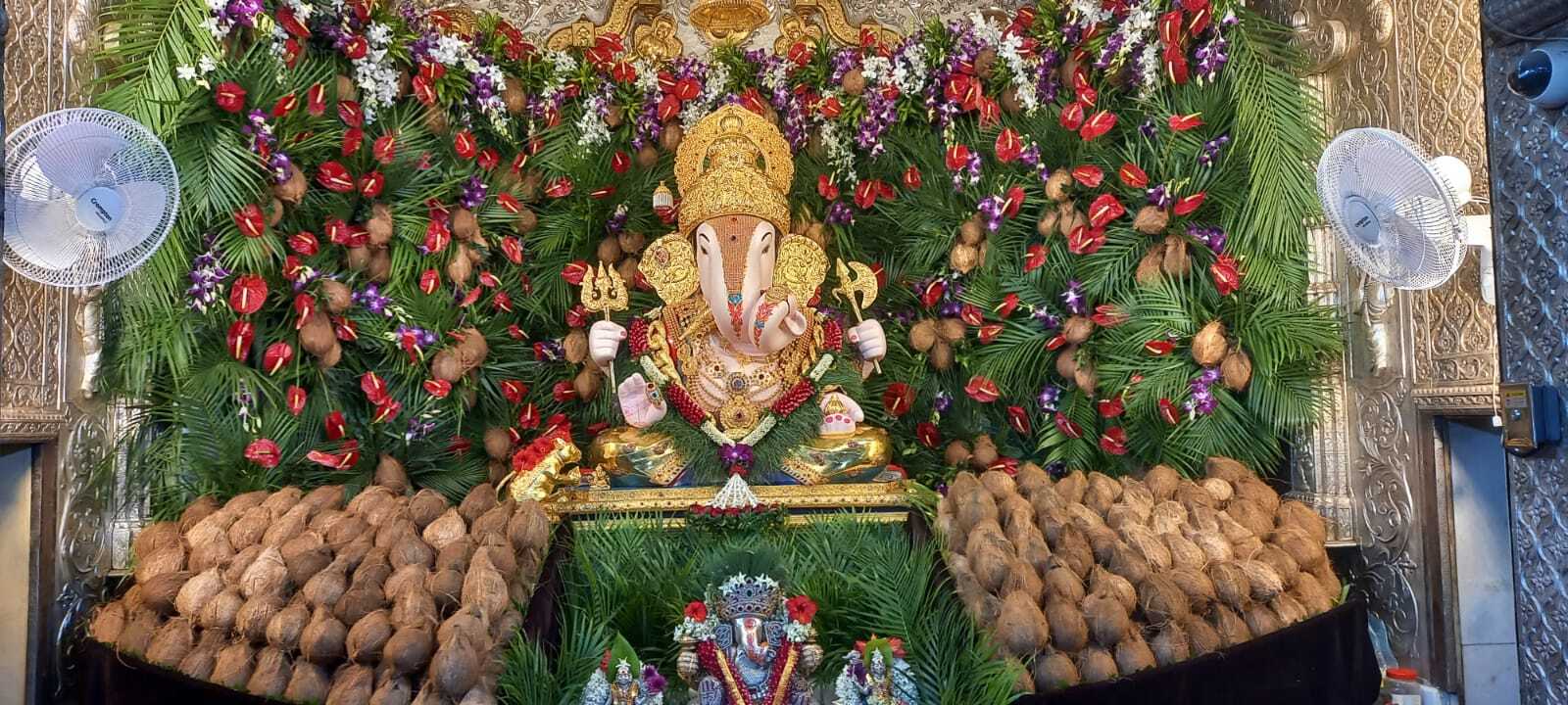 उमांगमलज जन्मोत्सवानिमित्त 'दगडूशेठ' गणपतीला ११०० नारळांचा नैवेद्य