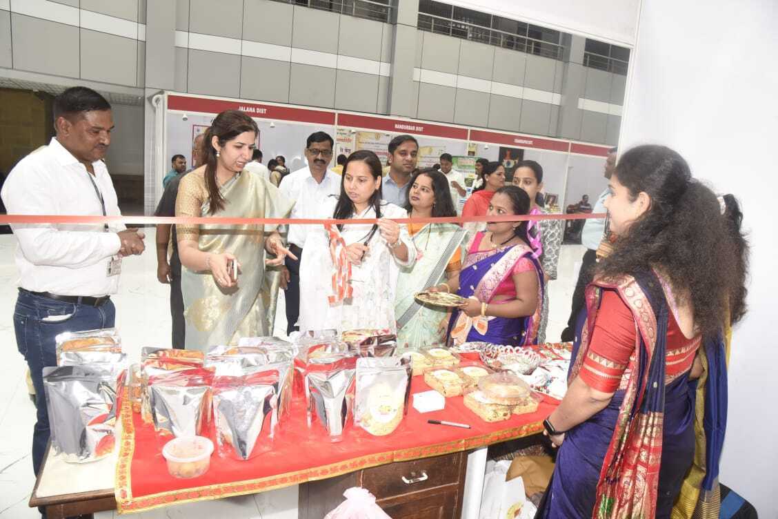 मंत्रालयात दिवाळी फराळ व सजावट साहित्याच्या स्टॉलचे मंत्री आदिती तटकरे यांच्या हस्ते उद्घाटन