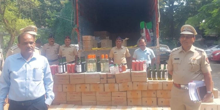 गोव्यातून पुण्यात विक्रीसाठी आणलेला 74 लाख 56, हजार 200 रुपये किमतीची विदेशी दारू जप्त; राज्य उत्पादन शुल्क विभागाची कारवाई