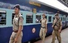 रेल्वे स्थानकावर आई आणि मुलींची ताटातूट; रेल्वे पोलिसांच्या प्रसंगावधानामुळे कुटुंबाची पुन्हा भेट...