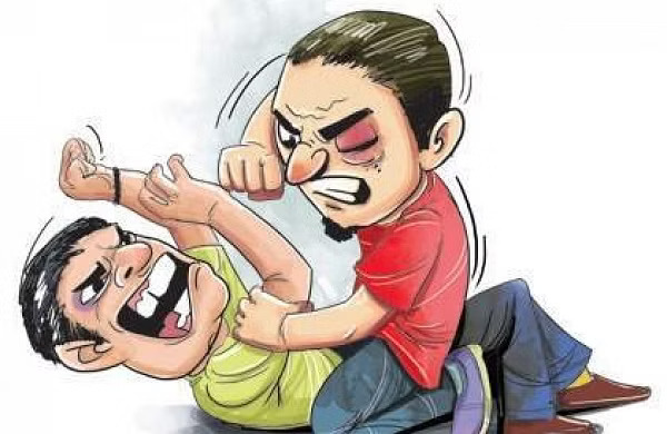 ग्रुप मधून काढून टाकल्याच्या रागातून ऑफिसमध्ये घातला धिंगाणा ; मालकाला देखील केली मारहाण
