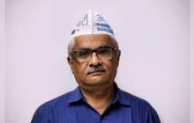 थंडीत मुलांना बसावे लागतेय जमिनीवर. ही शाळा आहे स्मार्ट पुण्यातलीच!