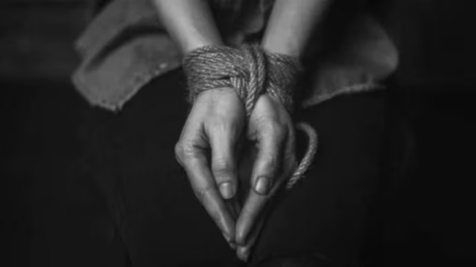 लग्नासाठी धमकी देत तरुणीचे अपहरण करून ठेवले डांबून