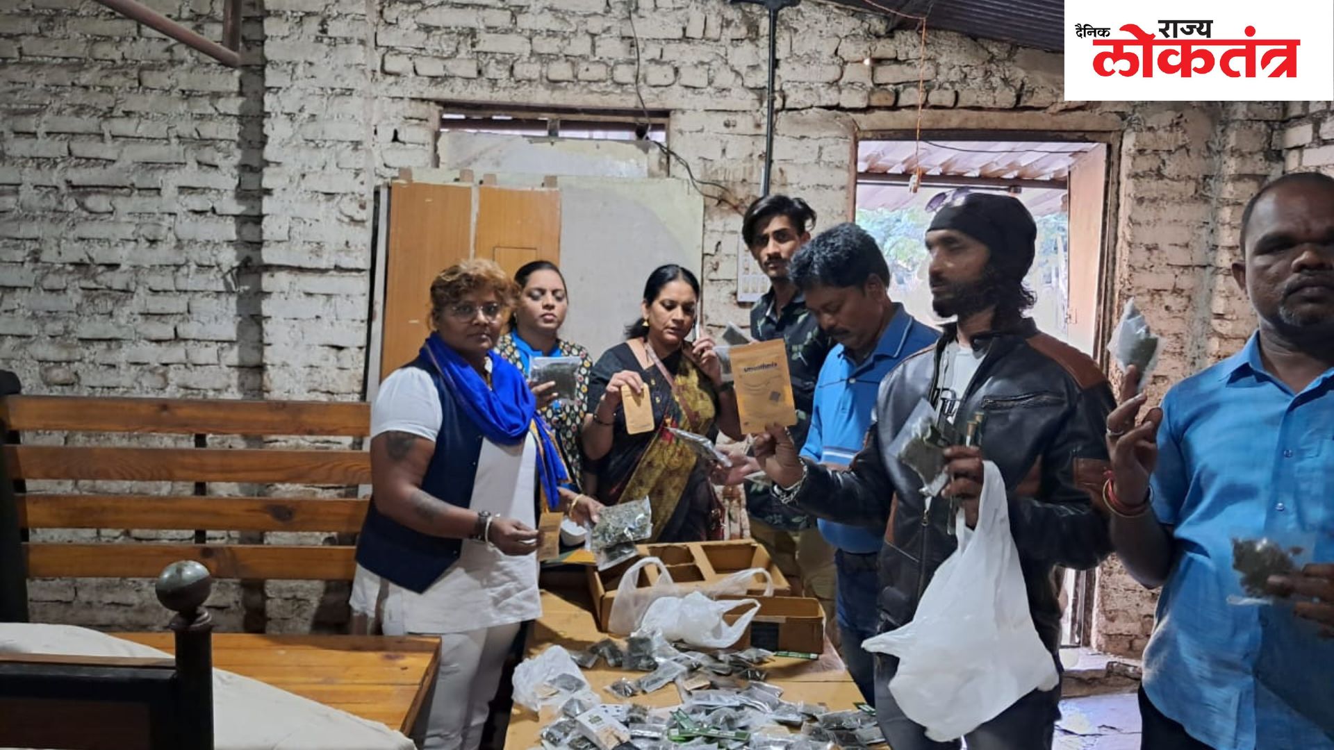 शिक्षणाचे माहेरघर व्यसनाच्या आहारी; आजाद समाज पार्टी कडून सिंम्बोयसेस कॉलेज समोर राजरोज पणे विक्री होत असलेल्या अमली पदार्थाचा पर्दाफाश