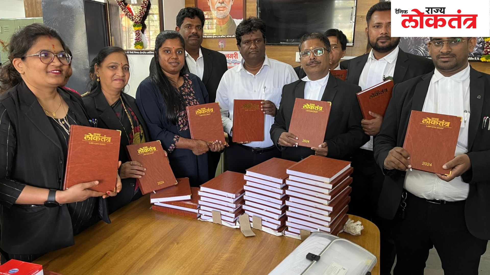 नेहरूनगर कोर्टात राज्य लोकतंत्रच्या वतीने वकिलांना विधीज्ञ रोजनिशी वाटप