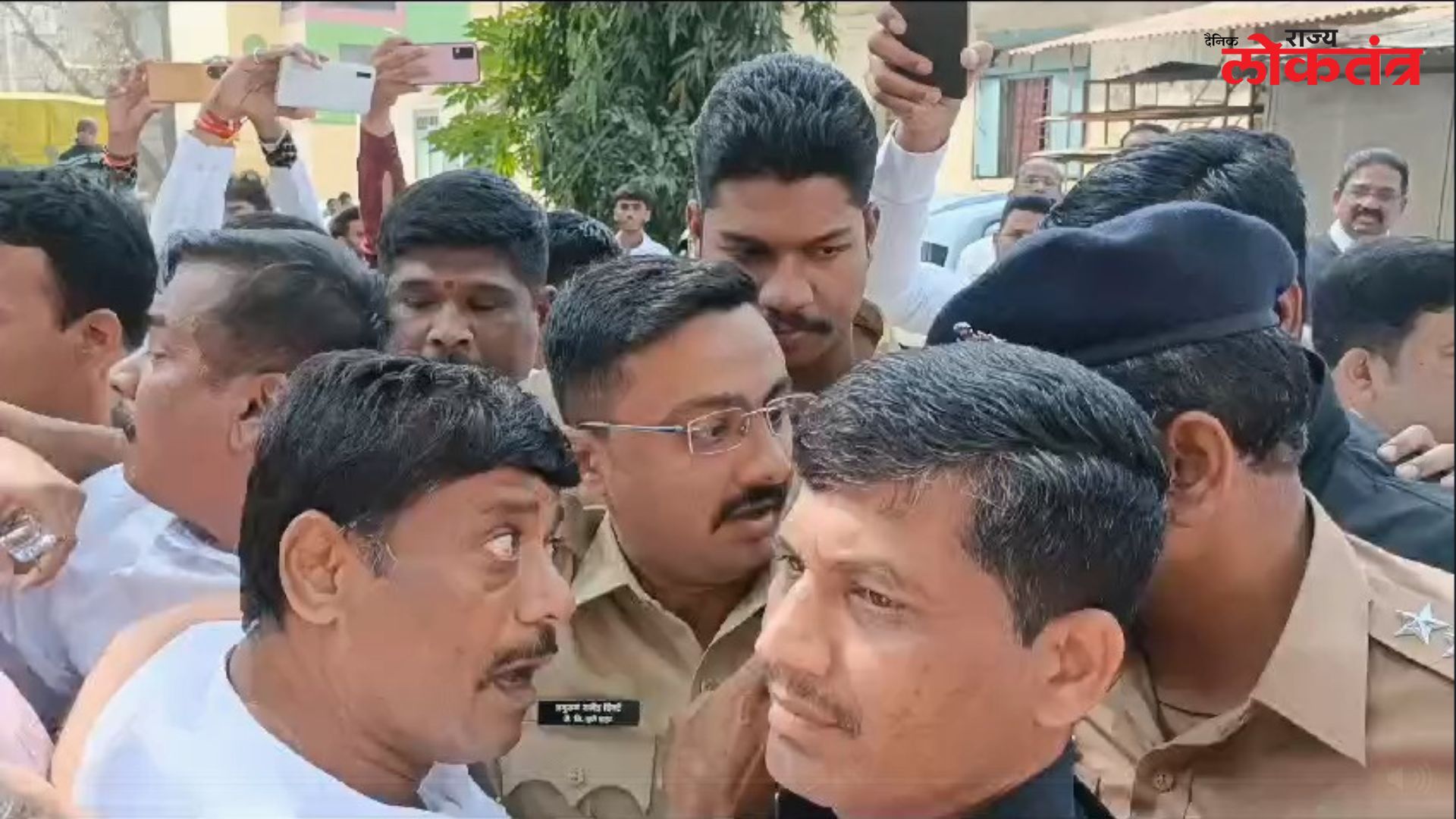 श्रेय वादाच्या लढाईत काँग्रेस कार्यकर्ते आणि पोलीस आमने-सामने