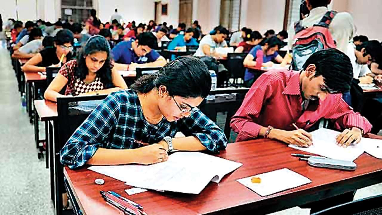 केंद्रीय शिक्षण मंत्रालयाच्या शालेय शिक्षण अहवालात मागील दोन वर्षां पासून महाराष्ट्र पिछाडीवर