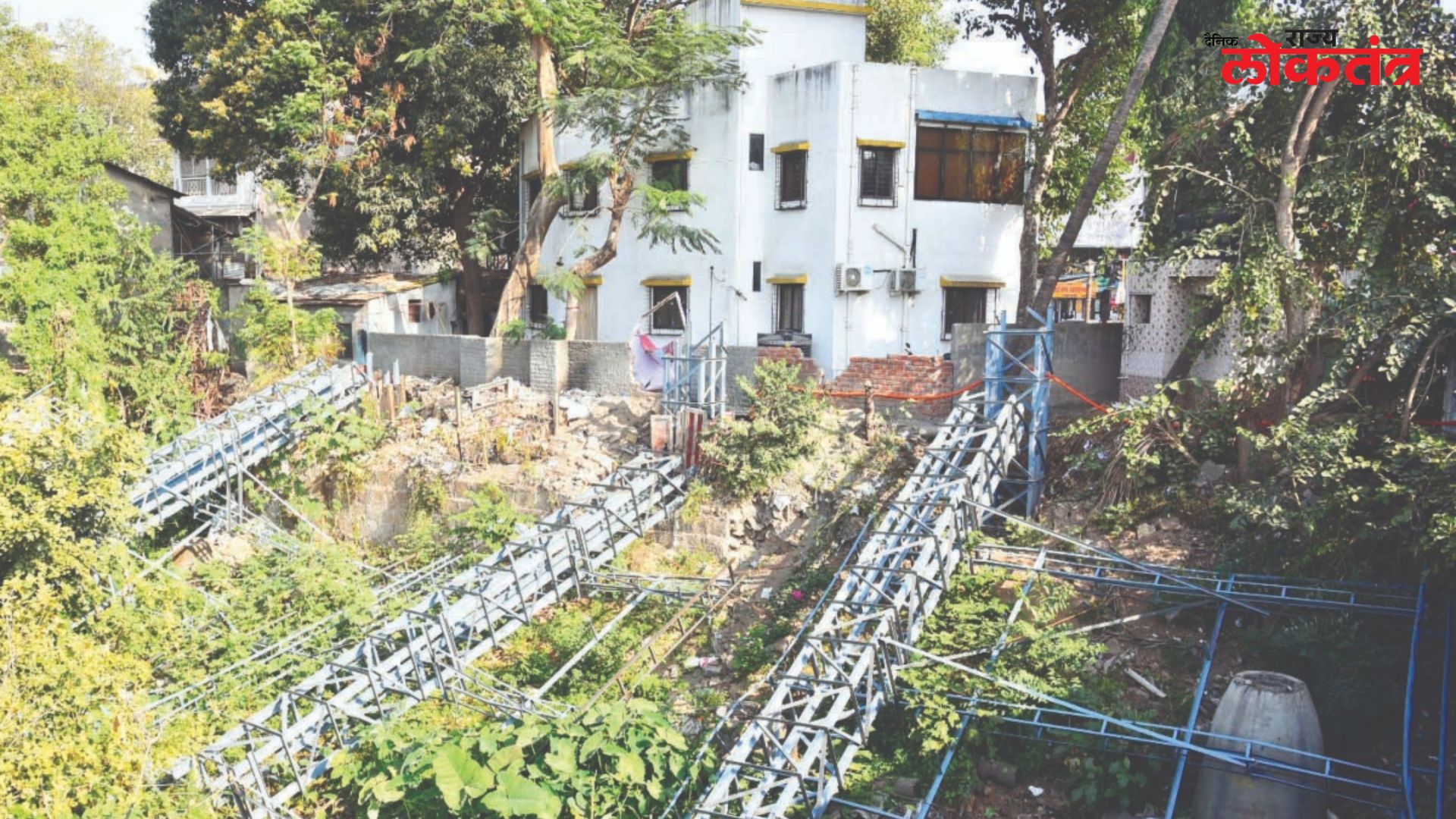 टिळक रोडवरील बेकायदेशीर होर्डिंगवर पालिकेचा हातोडा