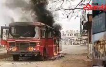 बस सेवा बंद मराठा आंदोलक आक्रमक जालन्यात बस पेटवली