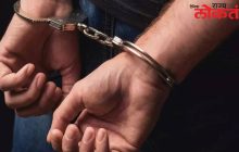 मोबाईल देण्यास नकार दिल्याने तरुणावर चाकूने वार करणाऱ्या दोघांना अटक